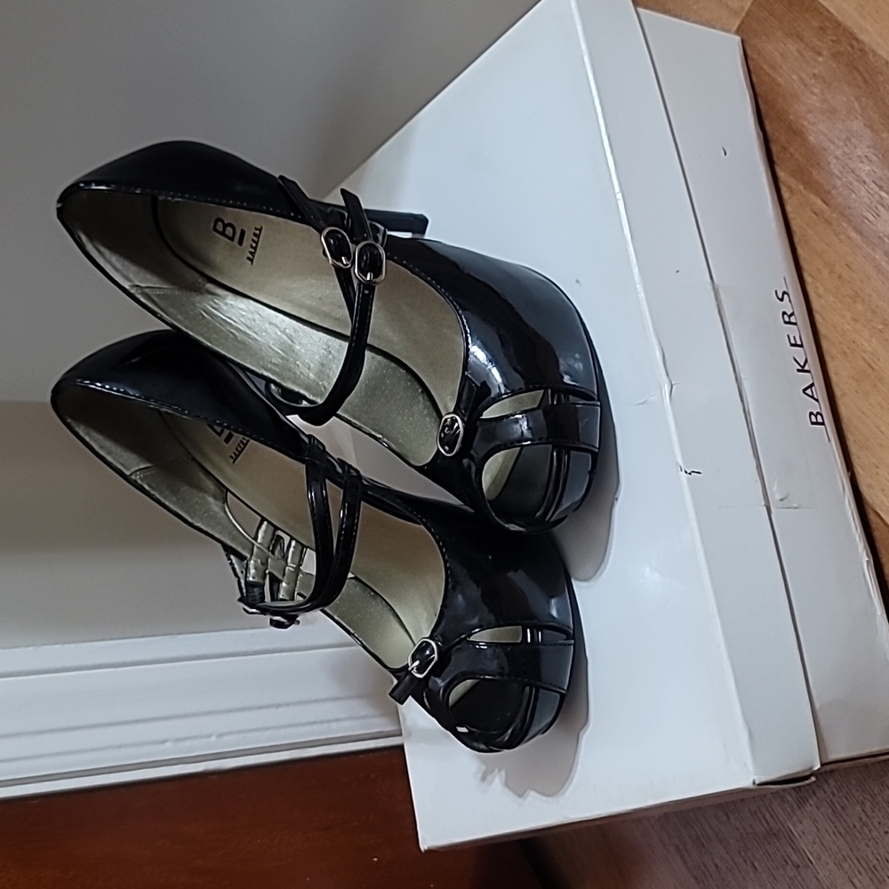 Black patent leather "Kristine" Mary Jane Platform Bakers Heels size 6.5